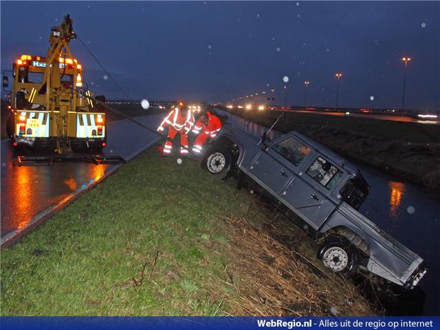 2009/308/auto-schiet-van-a5-de-sloot-in-hoofddorp-4[1].jpg